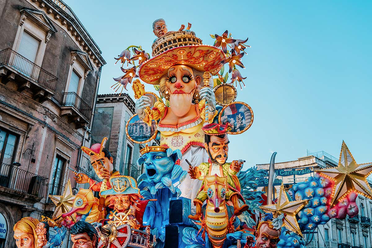 Uno dei carri allegorici durante il Carnevale di Acireale