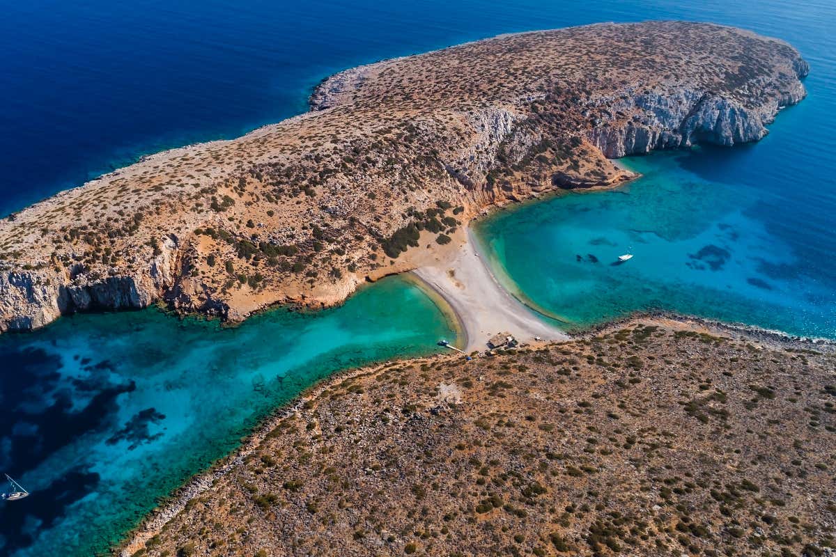 In Grecia c'è un'isola che resiste al turismo di massa tra spiagge senza vento e cucina a km0