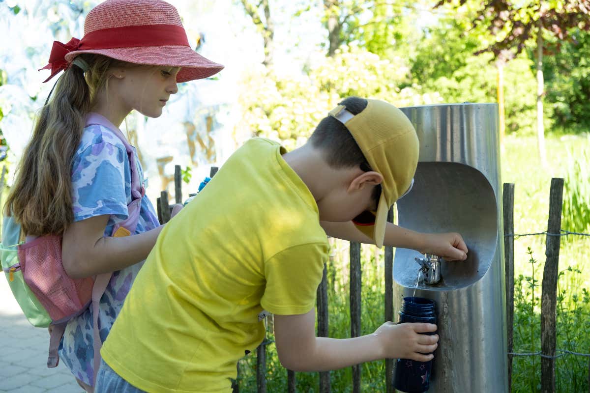 Perché i bambini si disidratano più facilmente: i sintomi da non ignorare col caldo