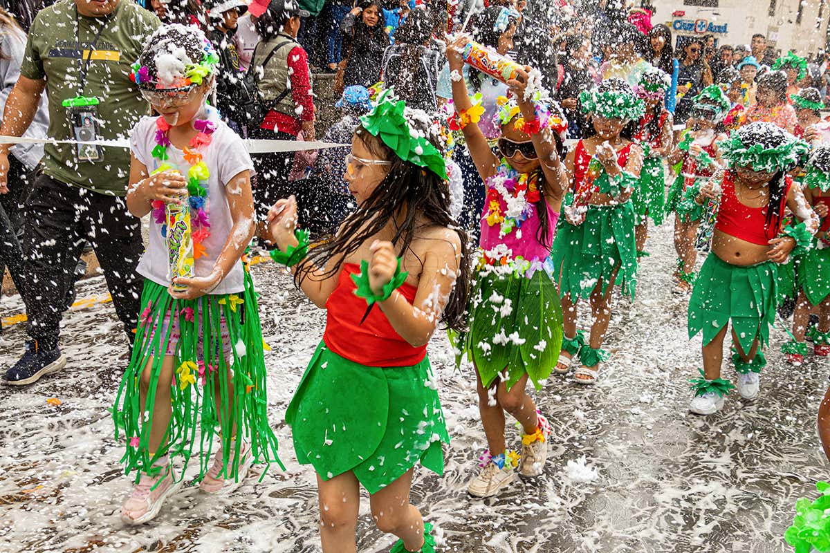 Il Carnevale è uno dei pochi momenti dell’anno in cui l’Italia sembra concedersi una sospensione delle regole