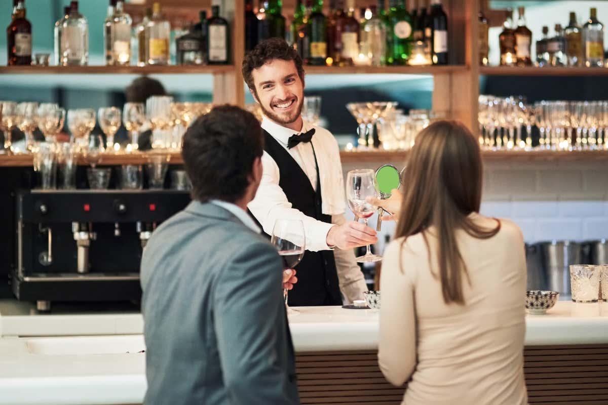 Essere un barman sviluppa capacità che nessun libro può insegnare fino in fondo, in primis l'arte di far sentire ogni ospite importante