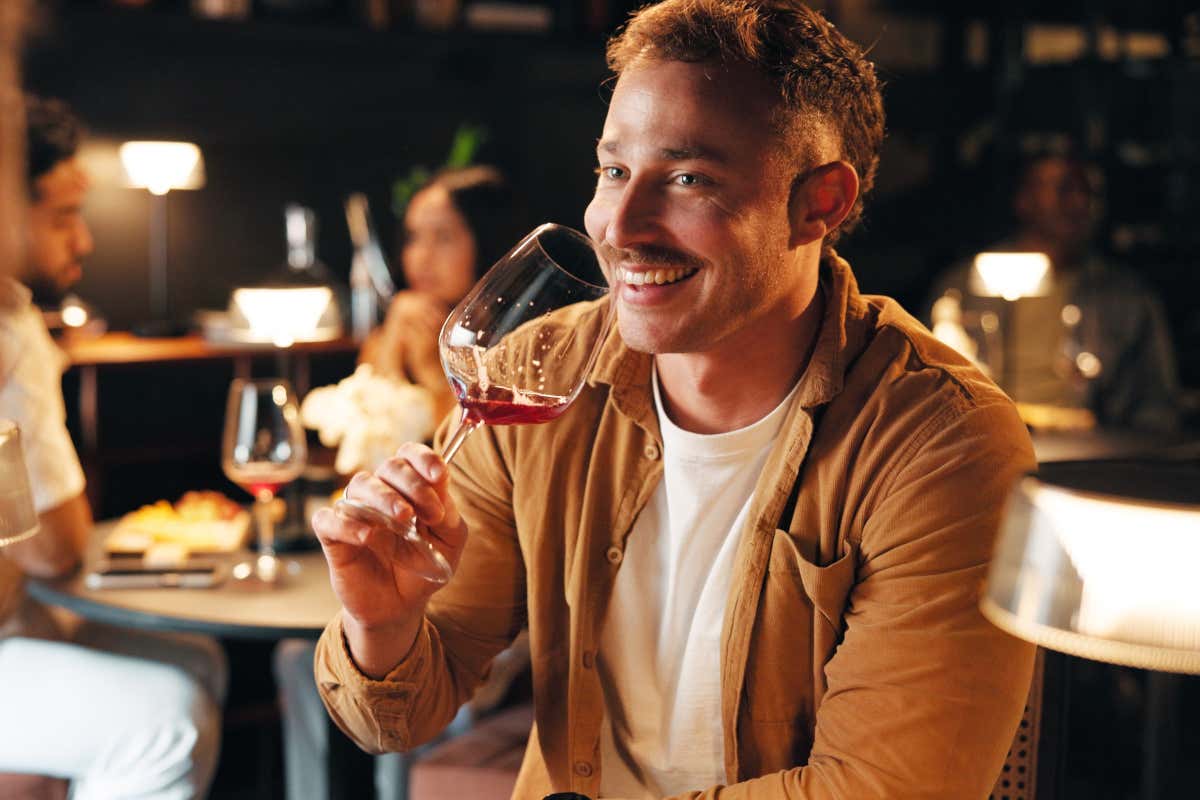 Sorseggiare un buon vino quando siamo sereni e soddisfatti aumenta la sensazione di appagamento