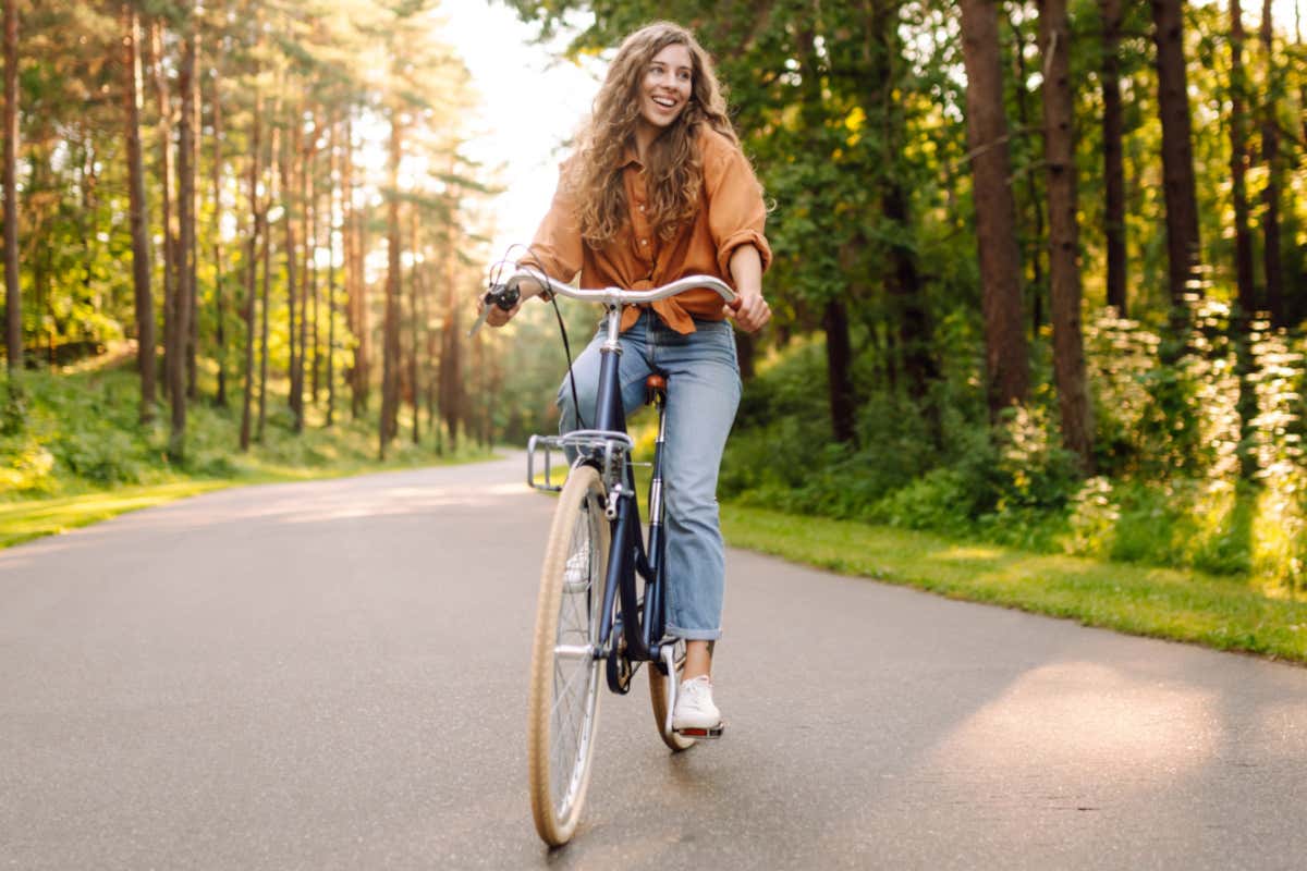 Primavera in bici: perché pedalare migliora cuore e benessere