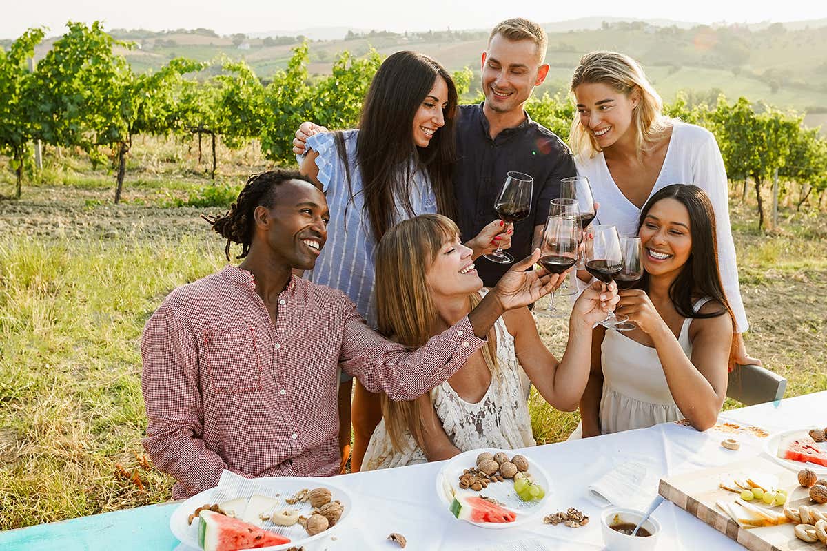 Sfatando i falsi miti: la convivialità estiva riscopre il fascino e la scorrevolezza dei rossi d'Italia