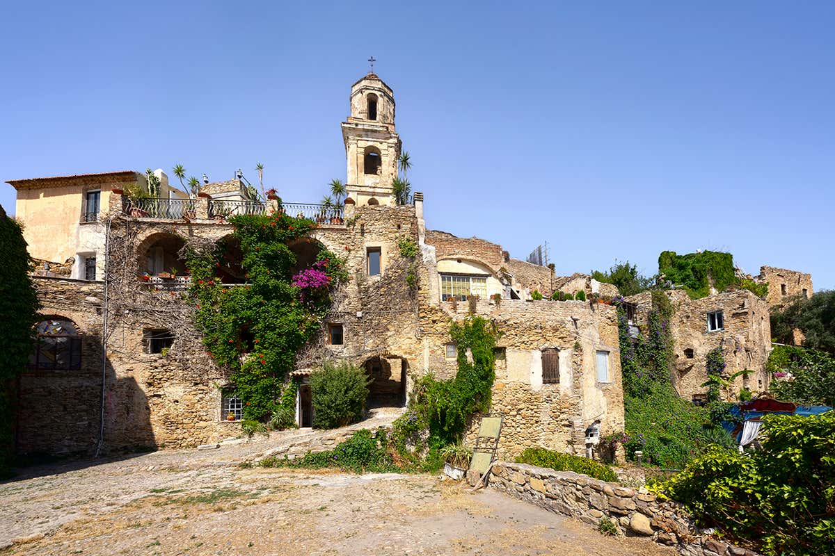 Le case in pietra con il campanile della frazione Bussana Vecchia di Sanremo