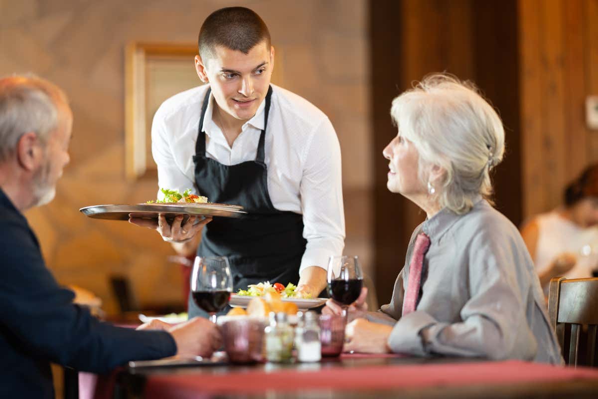 Non sempre è corretto dire «buon appetito»: in un contesto molto formale sarebbe meglio evitarlo