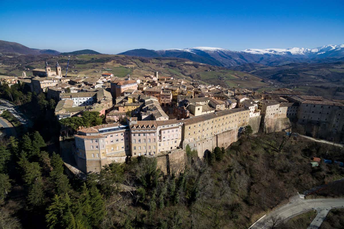 Borghi e miele a Macerata: sei tappe per scoprire l'apicoltura marchigiana