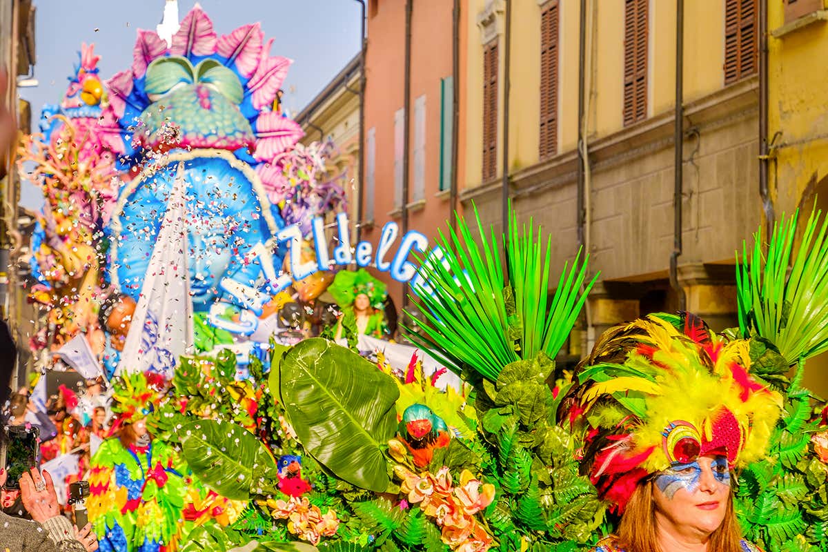 Il Cento Carnevale d’Europa è l'unico al mondo gemellato con il Carnevale di Rio de Janeiro, un legame che porta ritmo, samba e spettacoli brasiliani