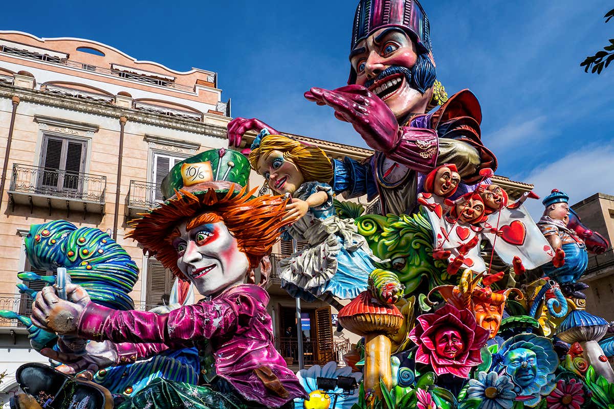 Il cuore del Carnevale di Sciacca sono i cinque corsi mascherati di carri allegorici