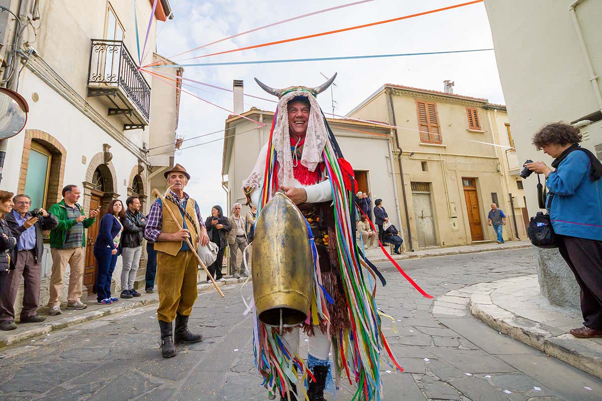 Il Carnevale di Tricarico è dominato dalle maschere antropologiche, figure emblematiche che evocano la transumanza e la vita rurale