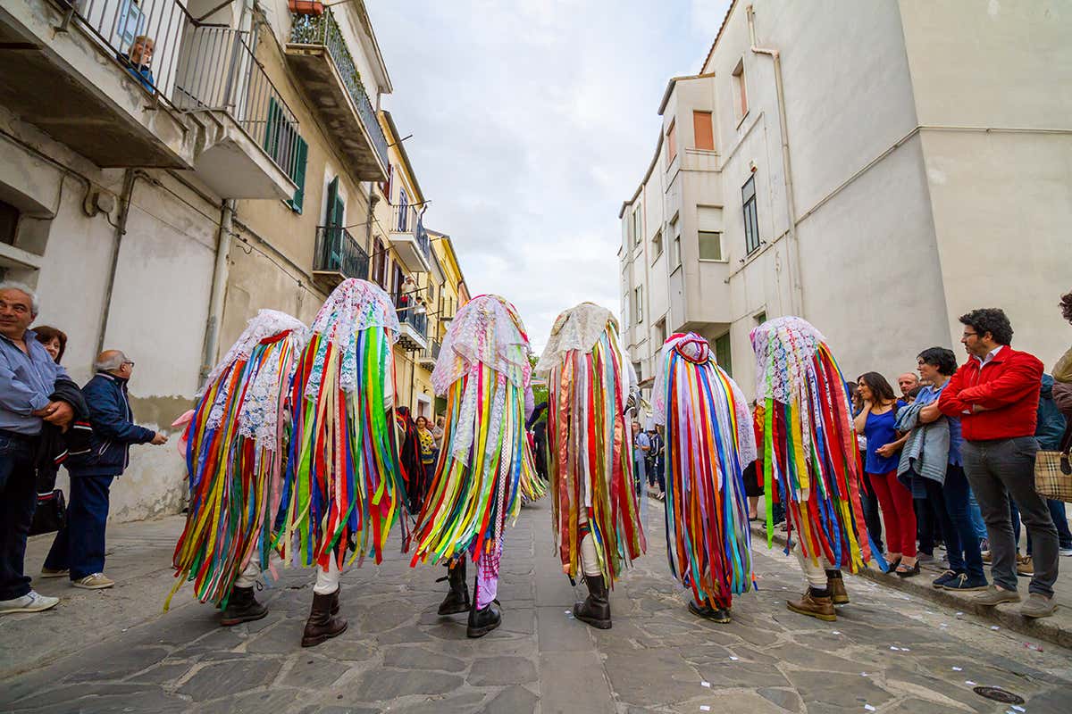 Le maschere percorrono il borgo passando per i rioni storici di Tricarico