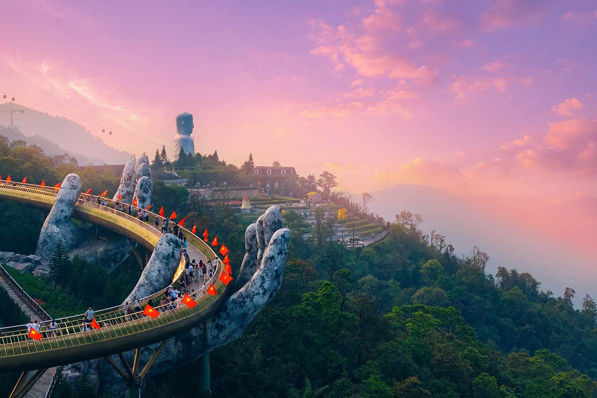 Cau Vang (Golden Bridge), il ponte sospeso su due mani