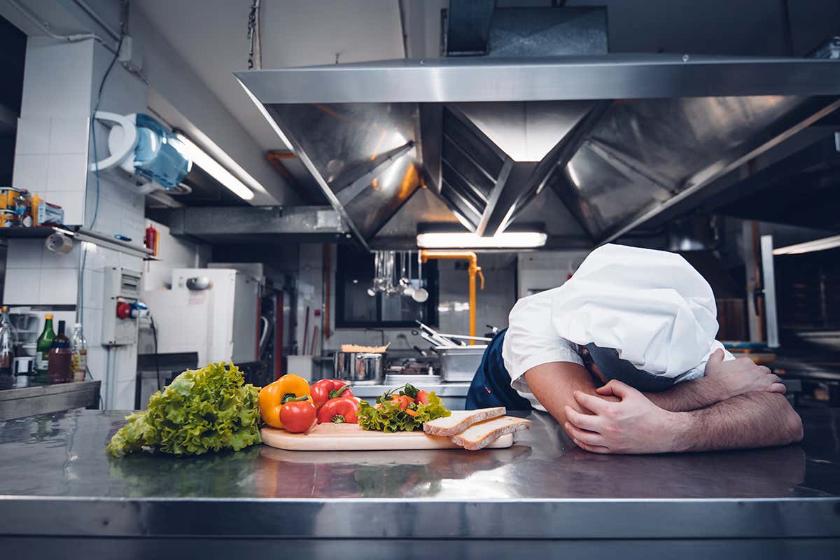 Turni lunghi e pressione costante sono all'ordine del giorno nelle cucine professionali