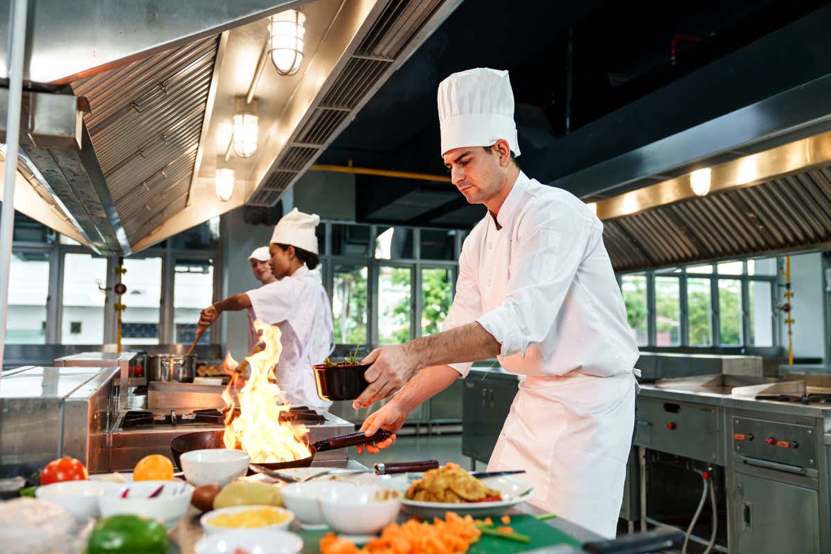Spesso è la conformazione stessa della cucina a non permettere soluzioni per limitare il caldo