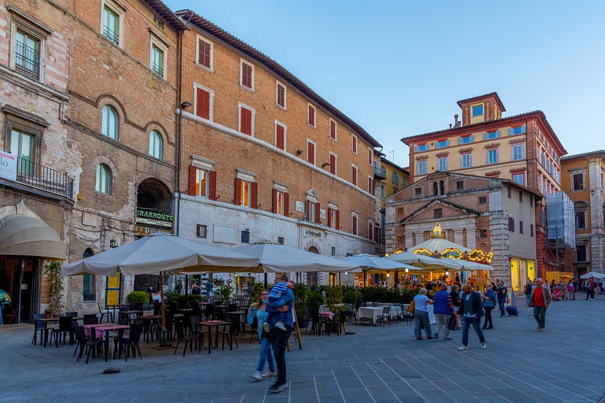 L'atmosfera tra i vicoli monumentali del centro storico di Perugia, dove le note del festival incontrano la grande tradizione dell'accoglienza e della tavola umbra