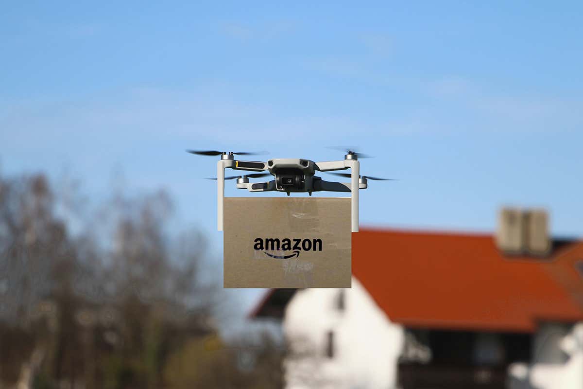 Quando la pizza arriva in drone: il futuro del delivery è già qui Quando la pizza arriva in drone: il futuro del delivery è già qui