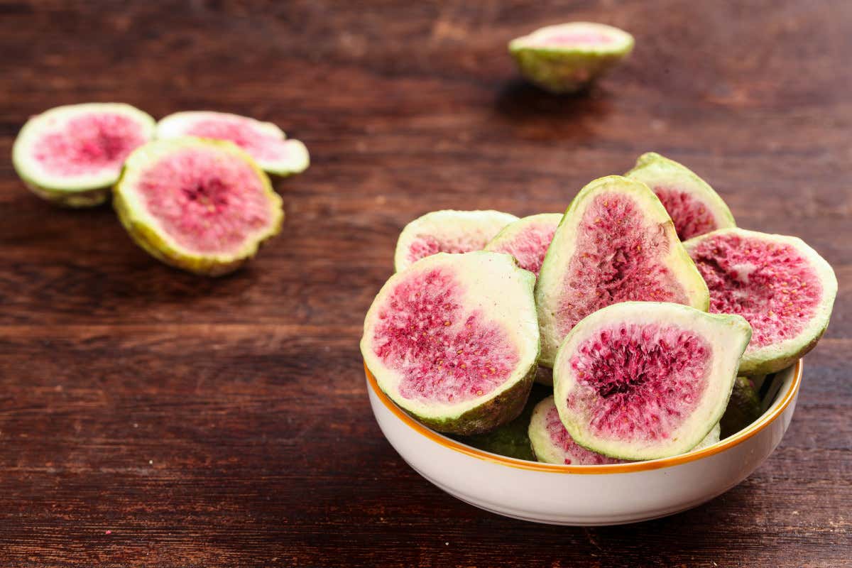 Fichi freschi o secchi: le differenze che cambiano calorie e zuccheri Fichi freschi o secchi: le differenze che cambiano calorie e zuccheri