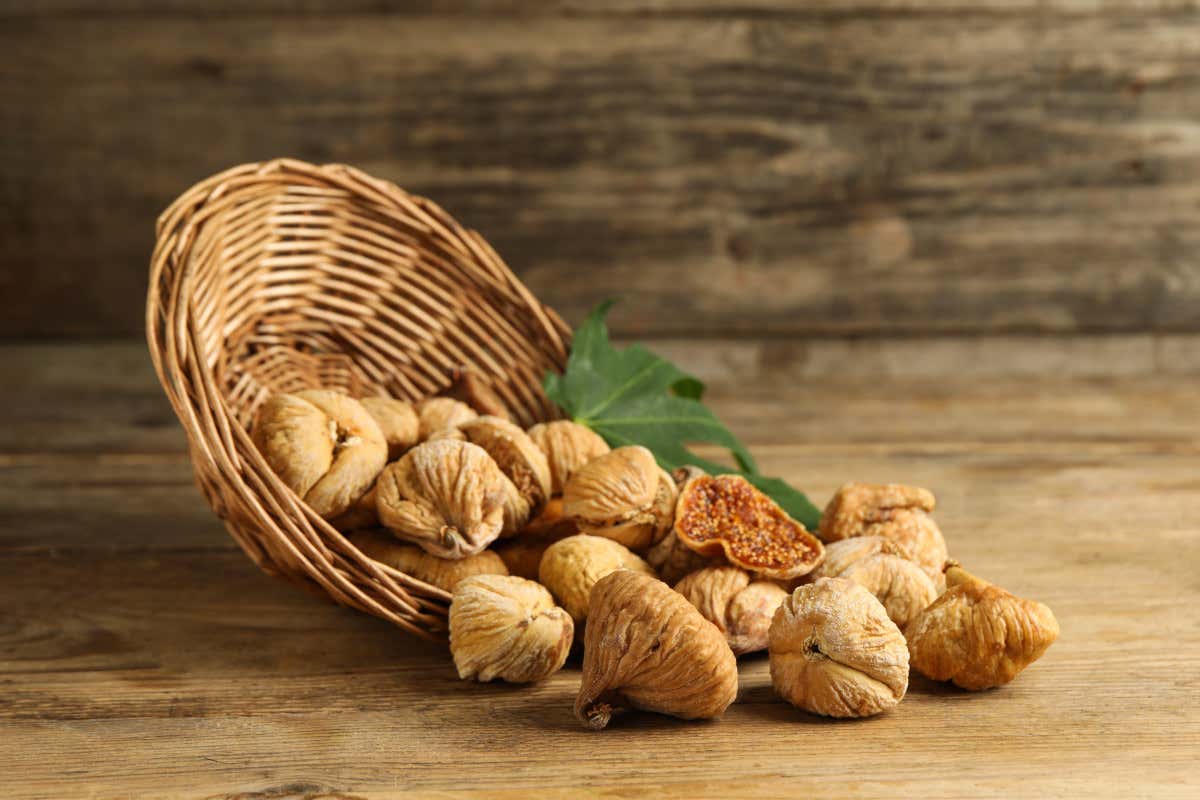 Fichi freschi o secchi: le differenze che cambiano calorie e zuccheri Fichi freschi o secchi: le differenze che cambiano calorie e zuccheri