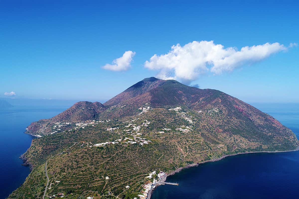 Ha lasciato tutto per vivere a Filicudi senza corrente: la storia di Gisbert Lippelt Ha lasciato tutto per vivere a Filicudi senza corrente: la storia di Gisbert Lippelt