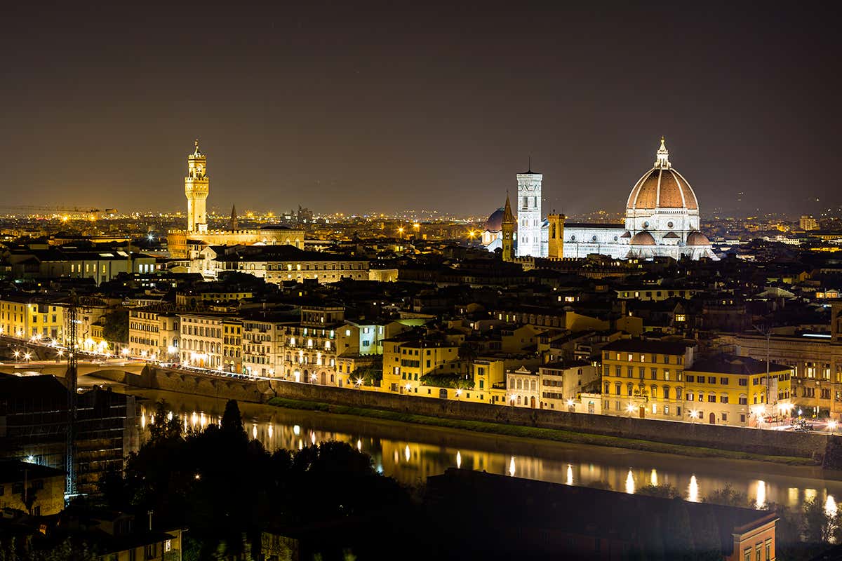 Di notte Firenze si trasforma in un palcoscenico silenzioso, dove luce e ombra esaltano i dettagli dei suoi capolavori architettonici