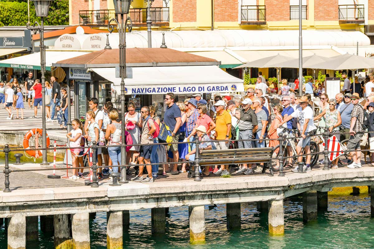 Sirmione e il lago “ingolfato” di turisti: il prefetto lancia l'allarme overtourism e chiama i sindaci a piani d'emergenza