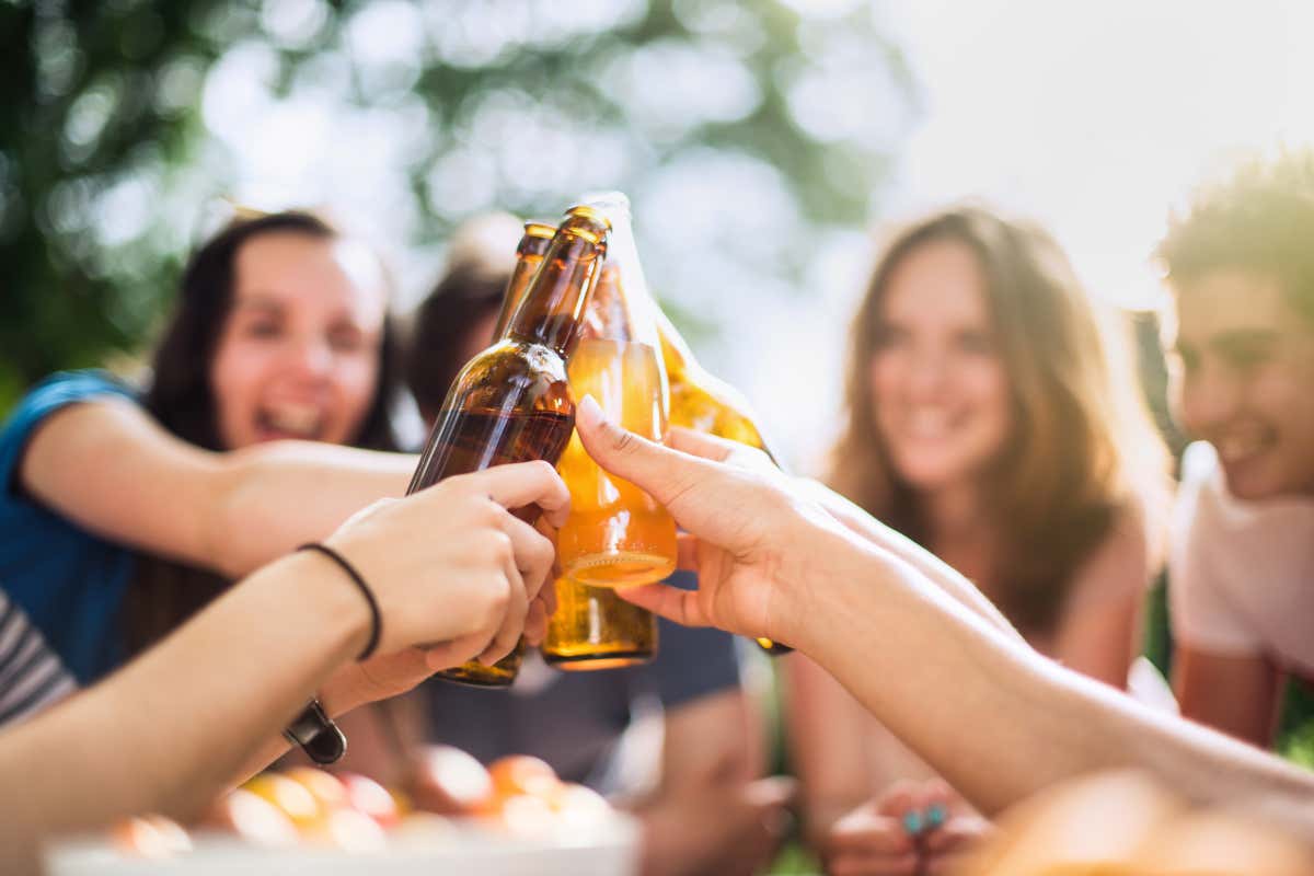 Il dealcolato non seduce i giovani: meglio uno spritz vero che un vino finto Il dealcolato non seduce i giovani: meglio uno spritz vero che un vino finto