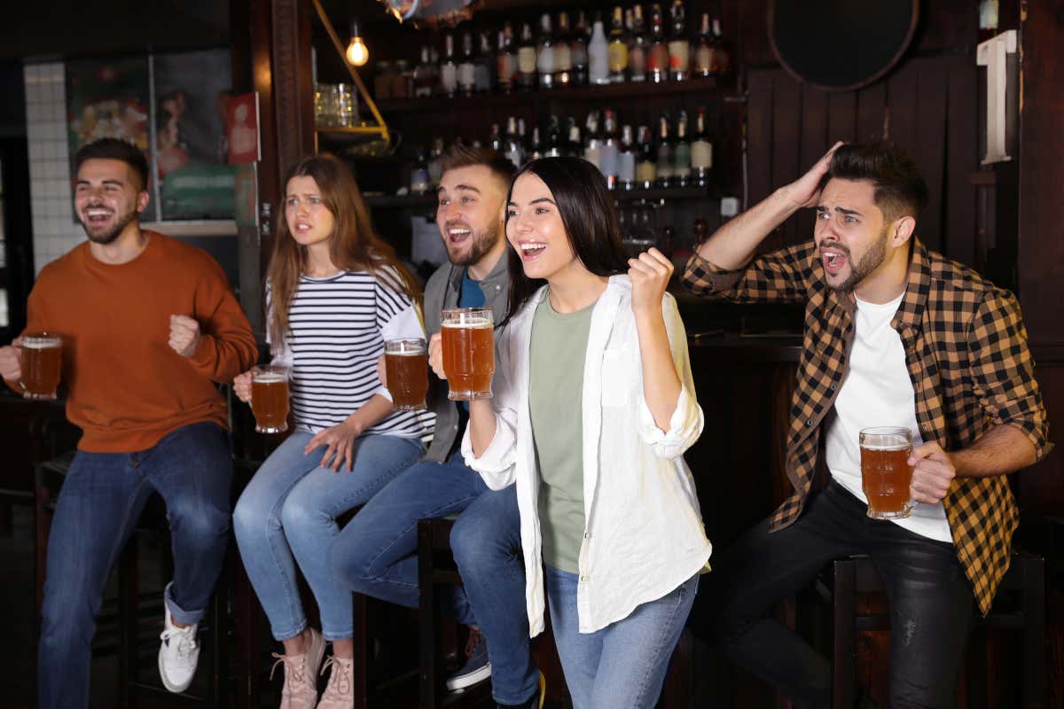 Guardare eventi come le Olimpiadi in locali pubblici come bar e ristoranti è un rito collettivo diffuso