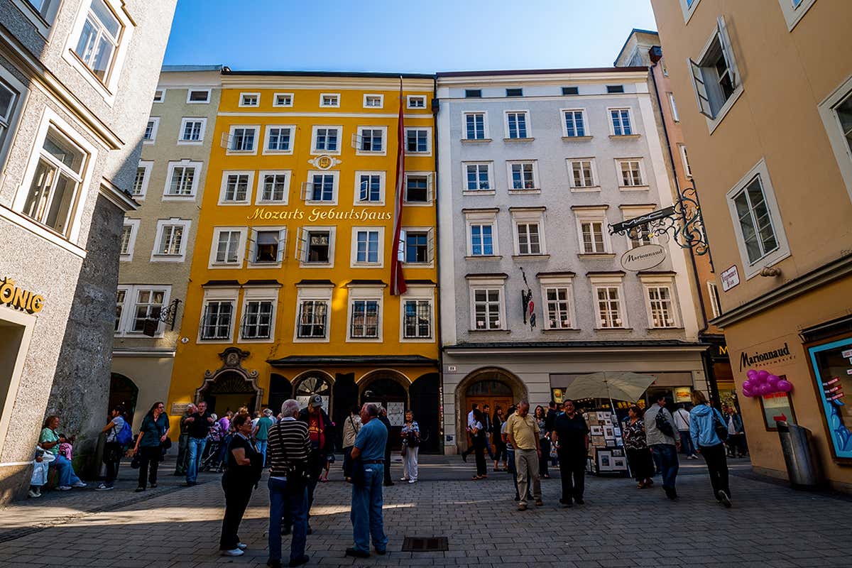 La casa di Mozart (facciata gialla) a Salisburgo tra memoria storica e icone popolari diffuse in tutta la città