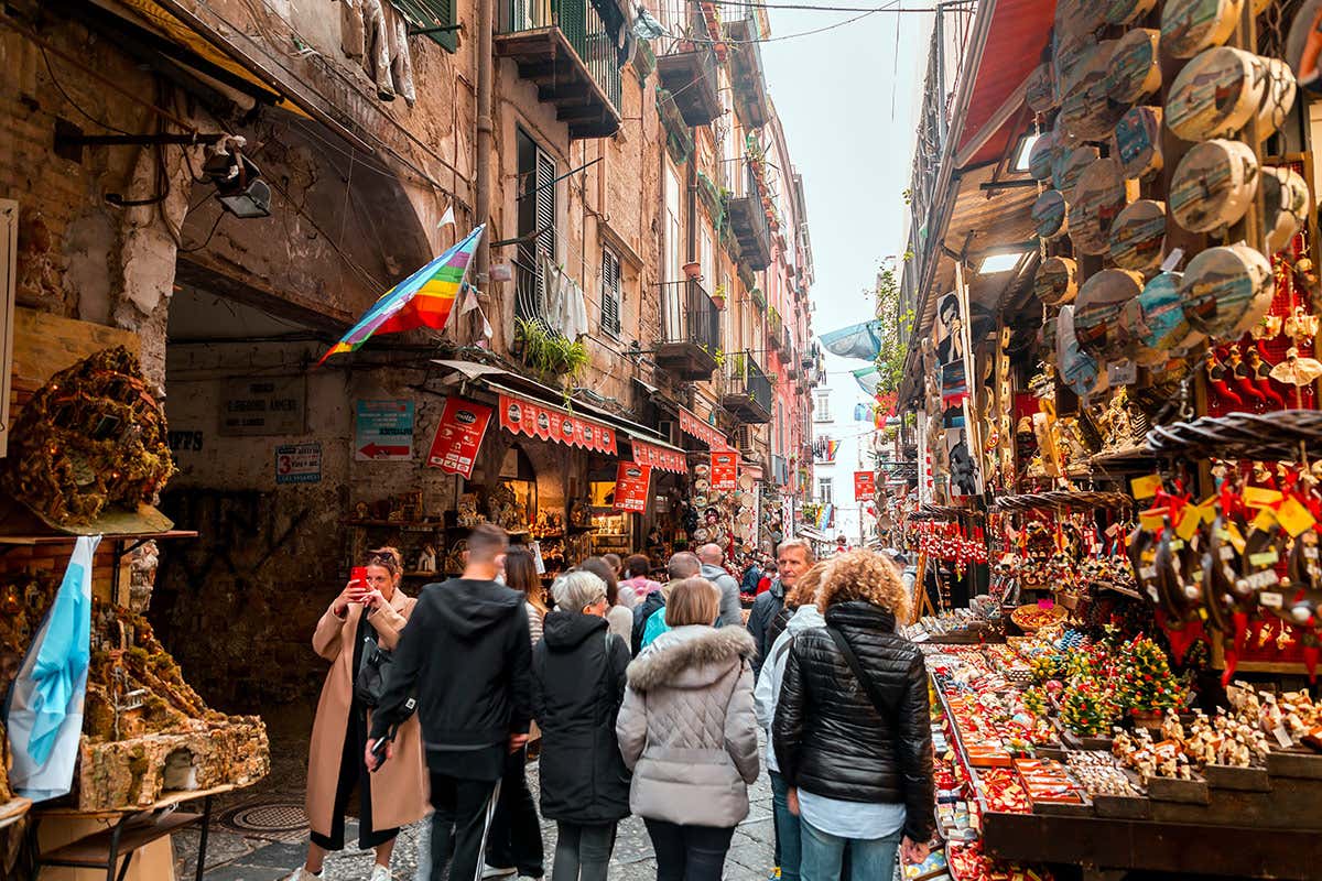 Napoli: via San Gregorio Armeno e il Villaggio natalizio