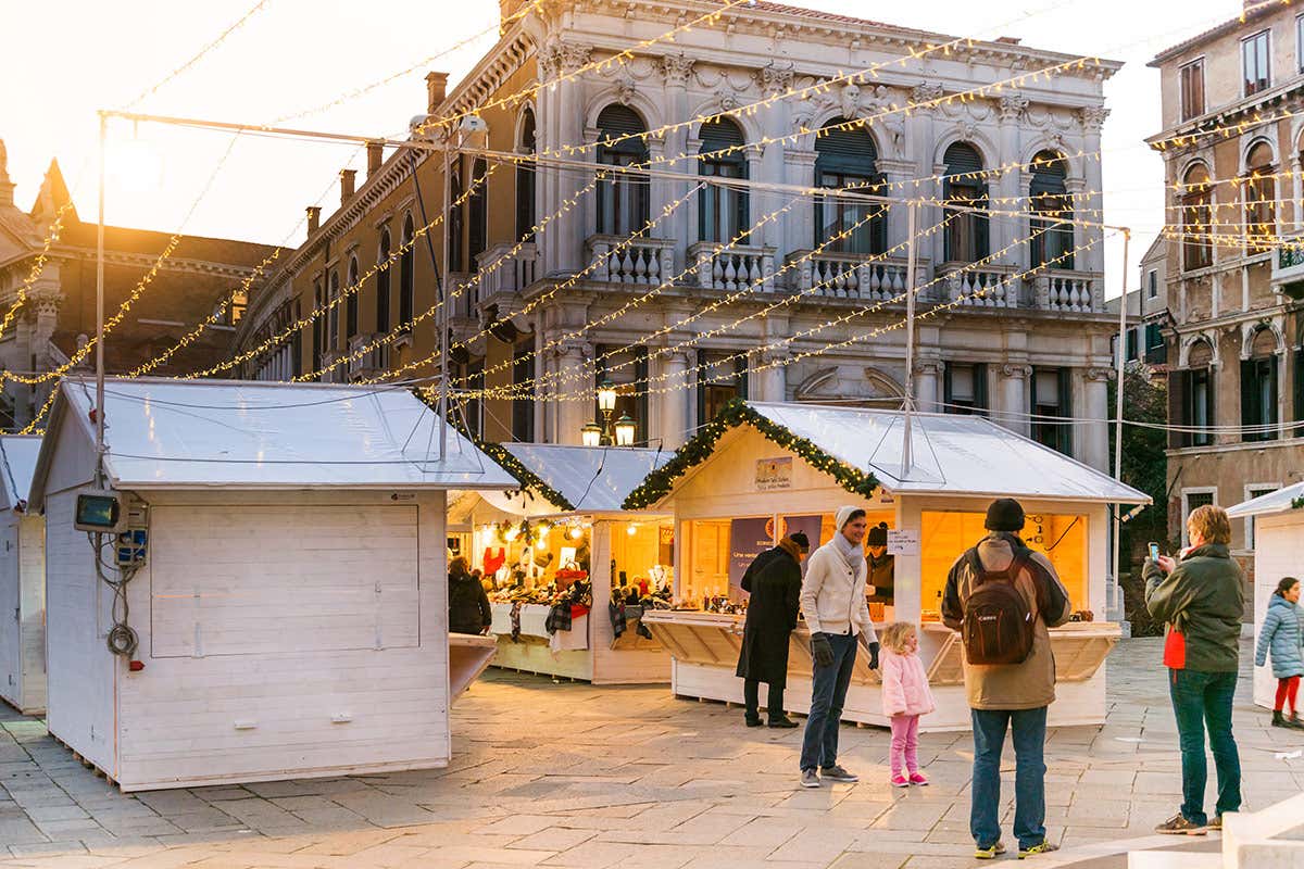 Venezia: mercatini di Natale tra luci, bancarelle e magia lagunare