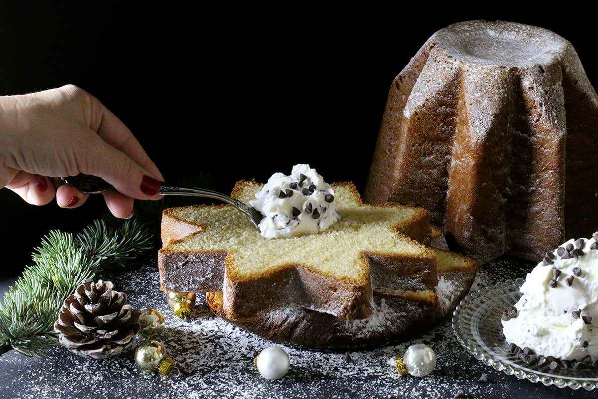 La storia del pandoro come lo conosciamo oggi inizia ufficialmente nel 1894