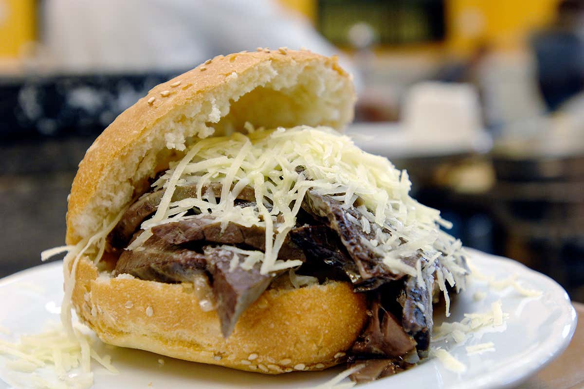 Il celebre pane con la milza, eredità della cucina ebraica palermitana, una delle ricette più antiche e iconiche dello street food siciliano