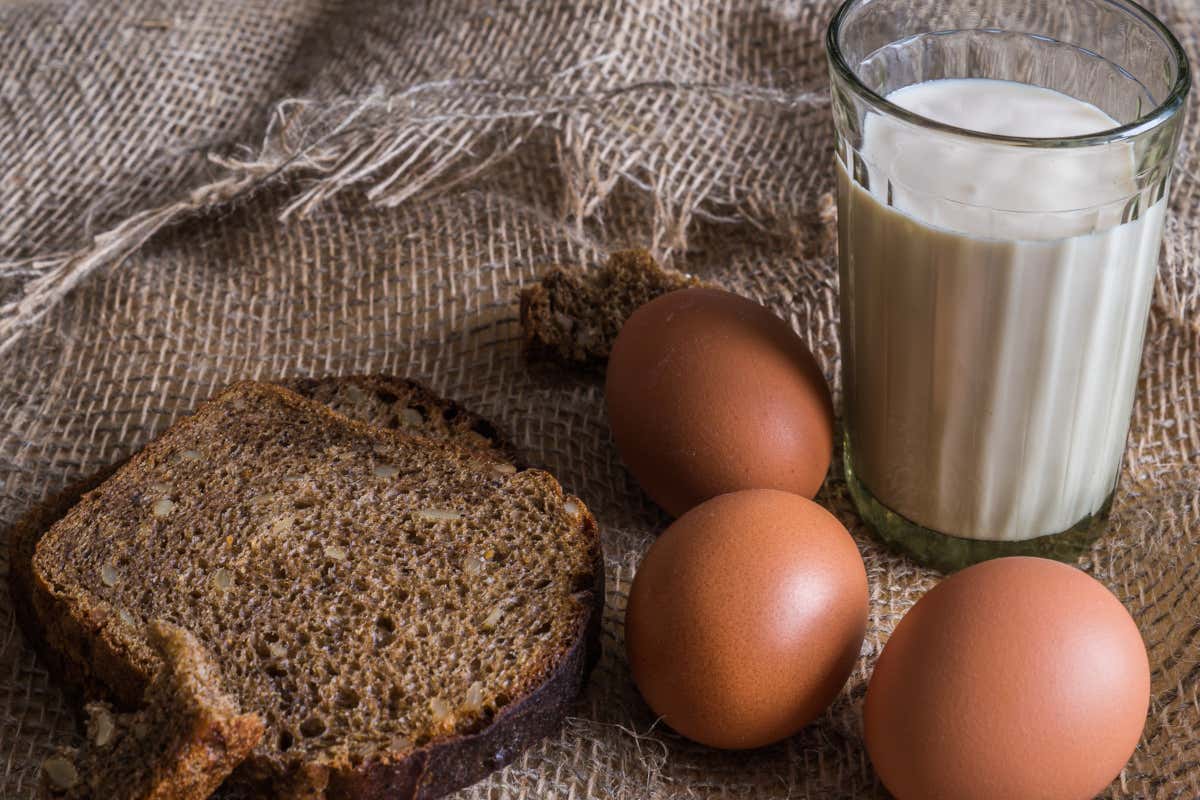 Torna l’ora legale: i cibi che aiutano a gestire il cambio del ritmo del sonno