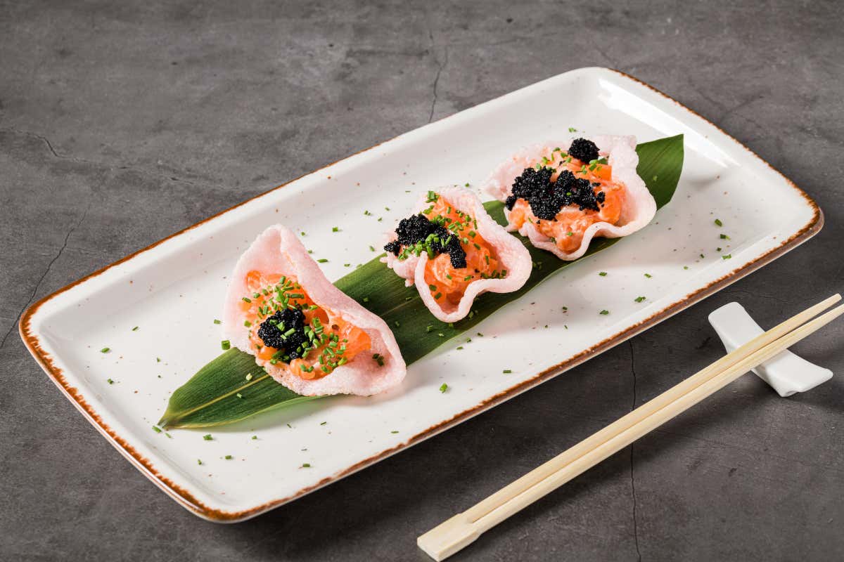 Caviale sempre più presente al ristorante, qua in versione gourmet ad accompagnare delle tartine con filetti di tonno e uova