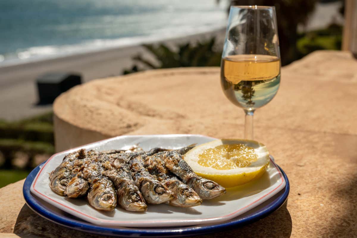 Grigliata di pesce, quale vino bere? Dipende da cosa finisce sulla brace