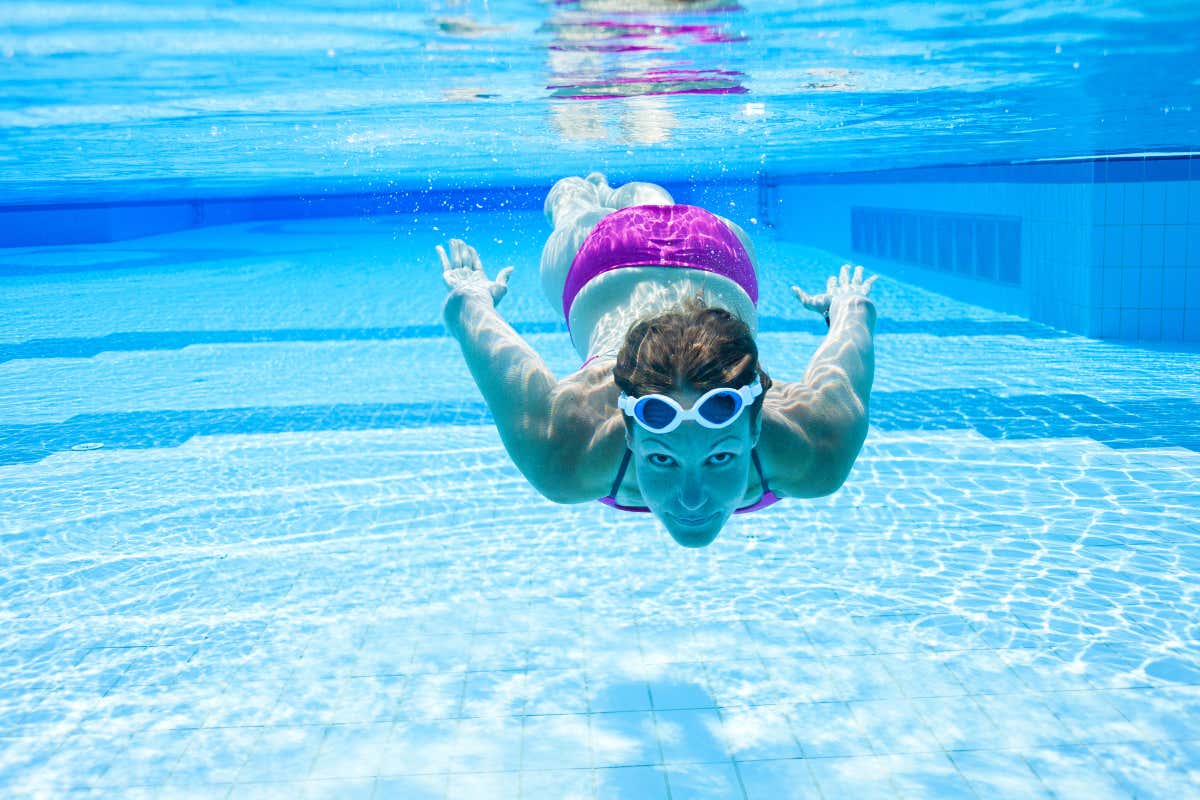 Nuotare sott'acqua con gli occhi aperti: quando mare e piscina possono creare problemi Nuotare sott'acqua con gli occhi aperti: quando mare e piscina possono creare problemi