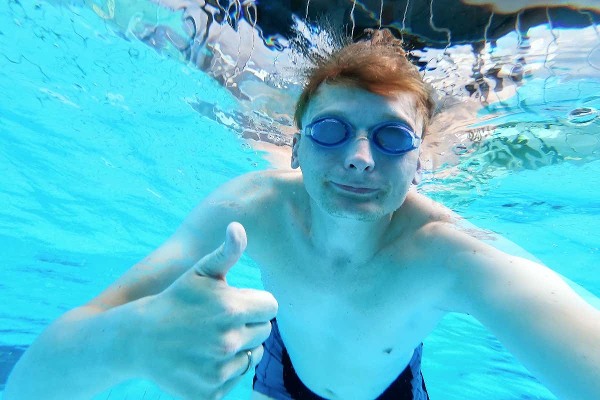Nuotare sott'acqua con gli occhi aperti: quando mare e piscina possono creare problemi Nuotare sott'acqua con gli occhi aperti: quando mare e piscina possono creare problemi