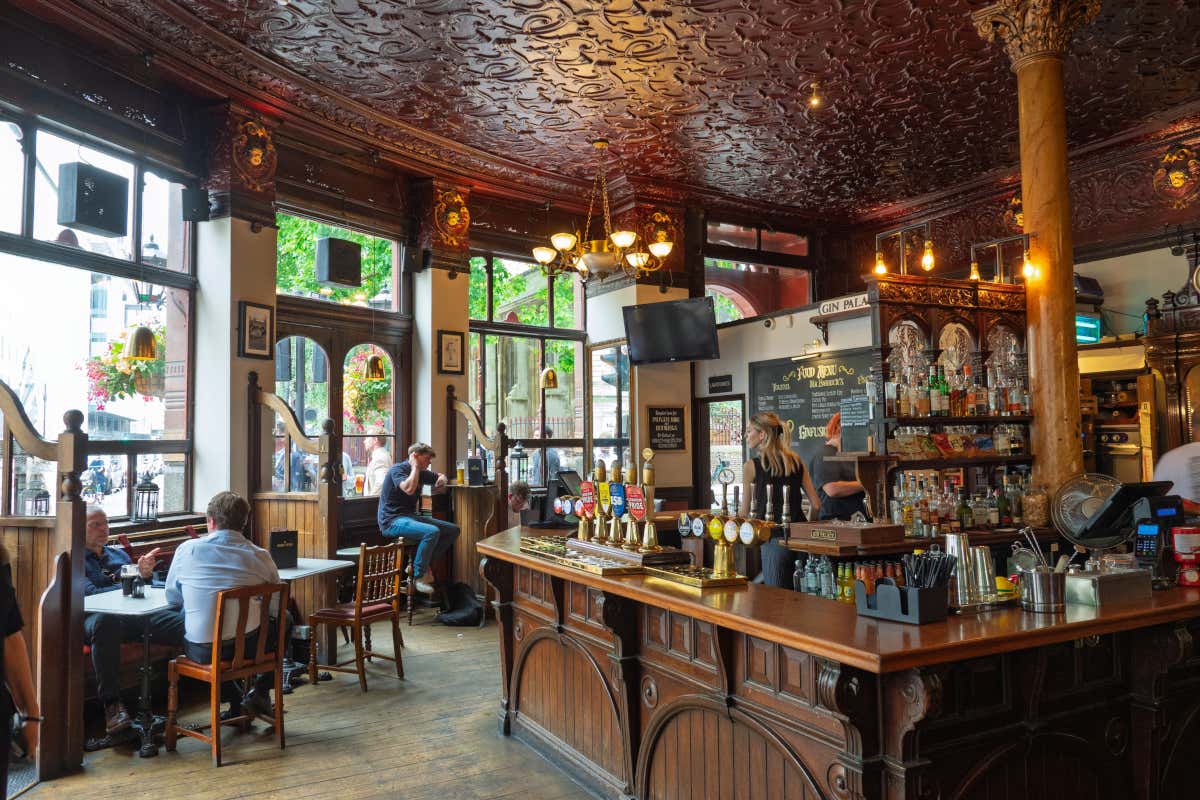 Un classico pub di Londra, dall'atmosfera facilmente riconoscibile