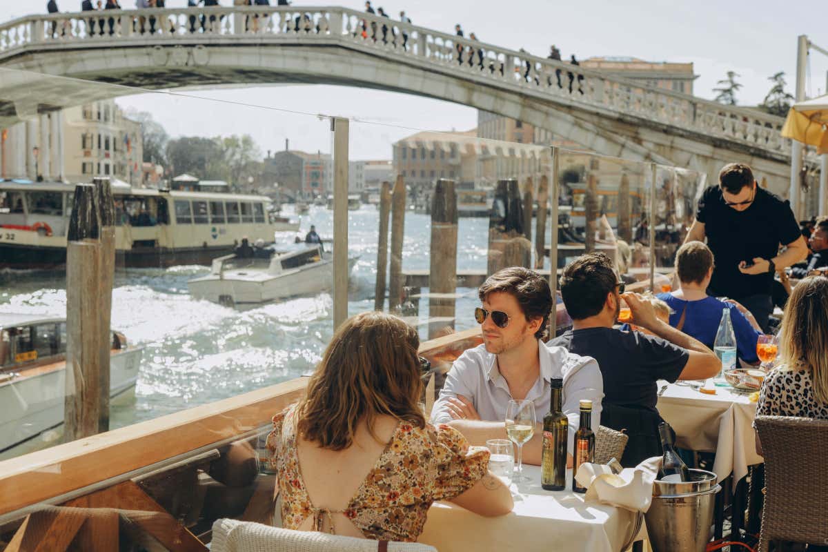 Il vero dramma del turismo di massa a Venezia  riguarda la sua ristorazione, protagonista di una metamorfosi silenziosa e dolorosa