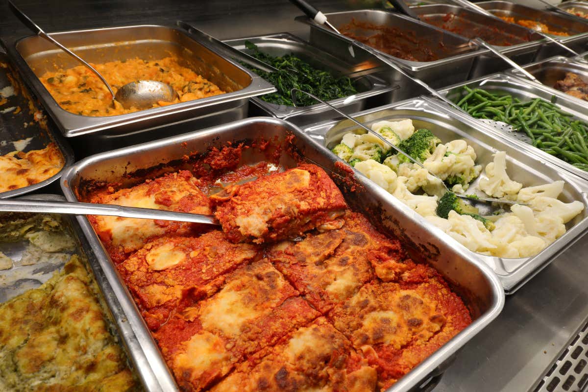 L'aumento del costo delle materie prime e richieste sempre più particolari rendono difficili i bilanci delle aziende che operano nella ristorazione collettiva