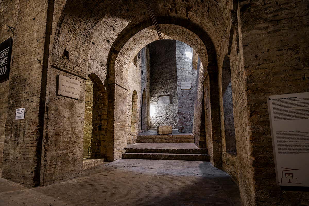 Le suggestive vie medievali inglobate nei bastioni della monumentale Rocca Paolina, una vera e propria città sotterranea sospesa nel tempo