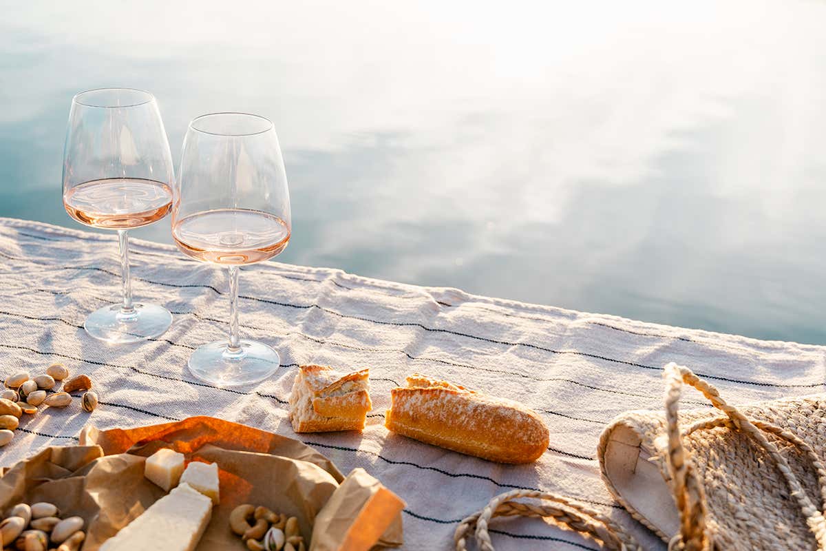 Un sorso di estate: quando il vino sa unire la freschezza che disseta alla struttura che accompagna perfettamente il cibo