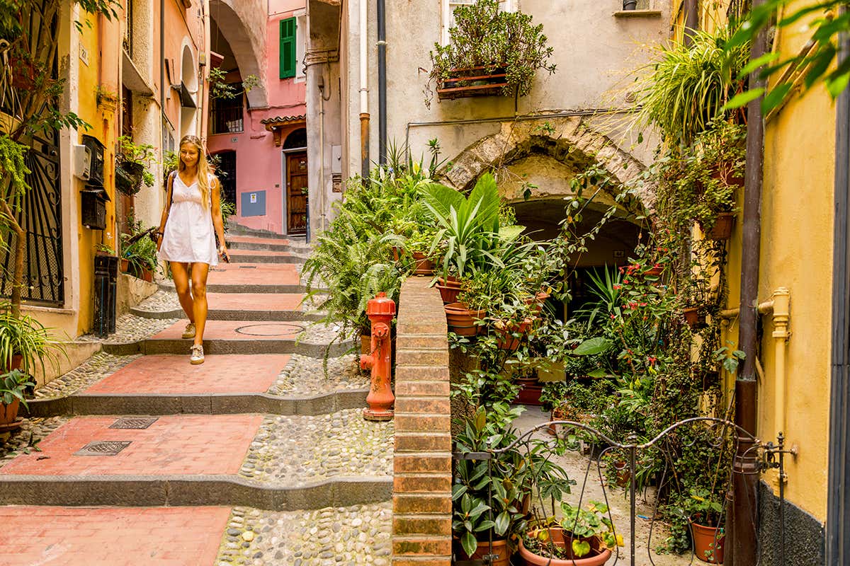 Passeggiare per le strade del quartiere La Pigna a Sanremo
