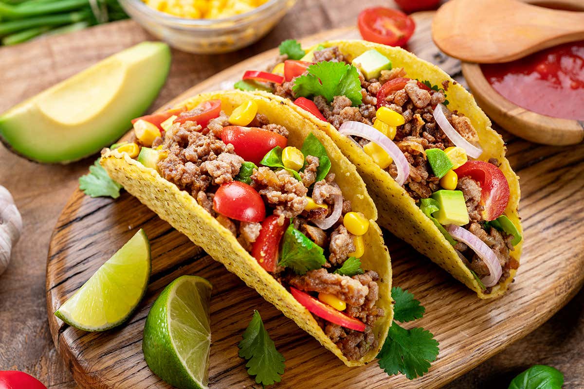 I tacos rappresentano una delle preparazioni più conosciute della gastronomia messicana, valorizzata dai locali italiani premiati con il Sello M Sello M quattro insegne italiane certificate dall’Accademia Messicana di Gastronomia
