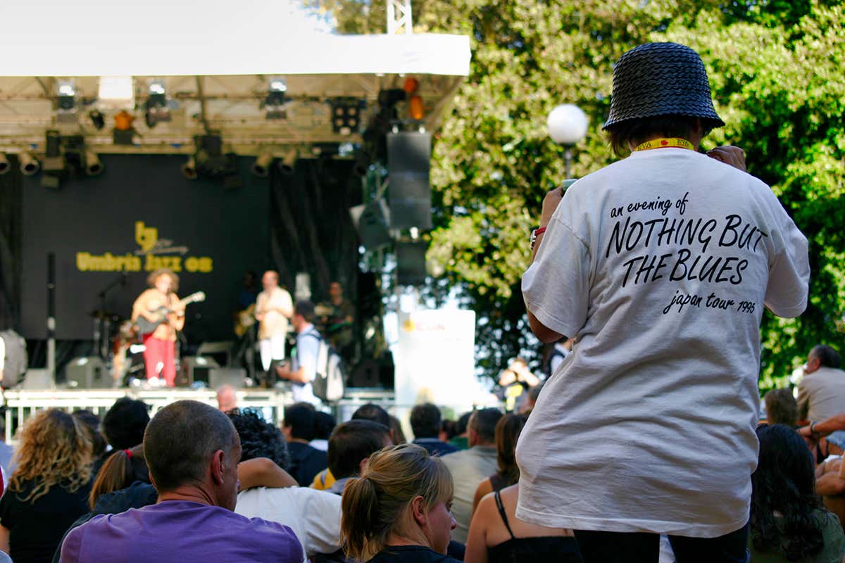 Appassionati e visitatori affollano l'acropoli perugina nei dieci giorni della manifestazione, unendo l'amore per il grande jazz alla scoperta del territorio