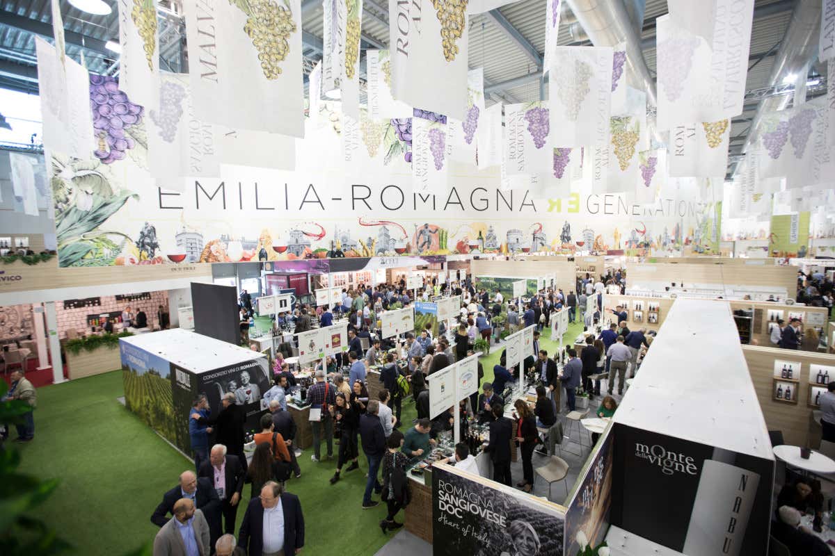 Vinitaly, per l'Emilia-Romagna 90 espositori e Carlo Cracco in cucina Vinitaly, per l'Emilia-Romagna 90 espositori e Carlo Cracco in cucina