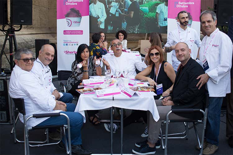 seduti, da sinistra: Santi Palazzolo, Salvatore Cappello, Clara Mennella, Sergio Dondoli, Eleonora Cozzella e Carlo Passera