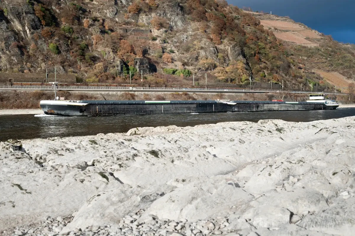 La siccit&agrave; mette in crisi anche il fiume Reno, a rischio i grandi trasporti fluviali