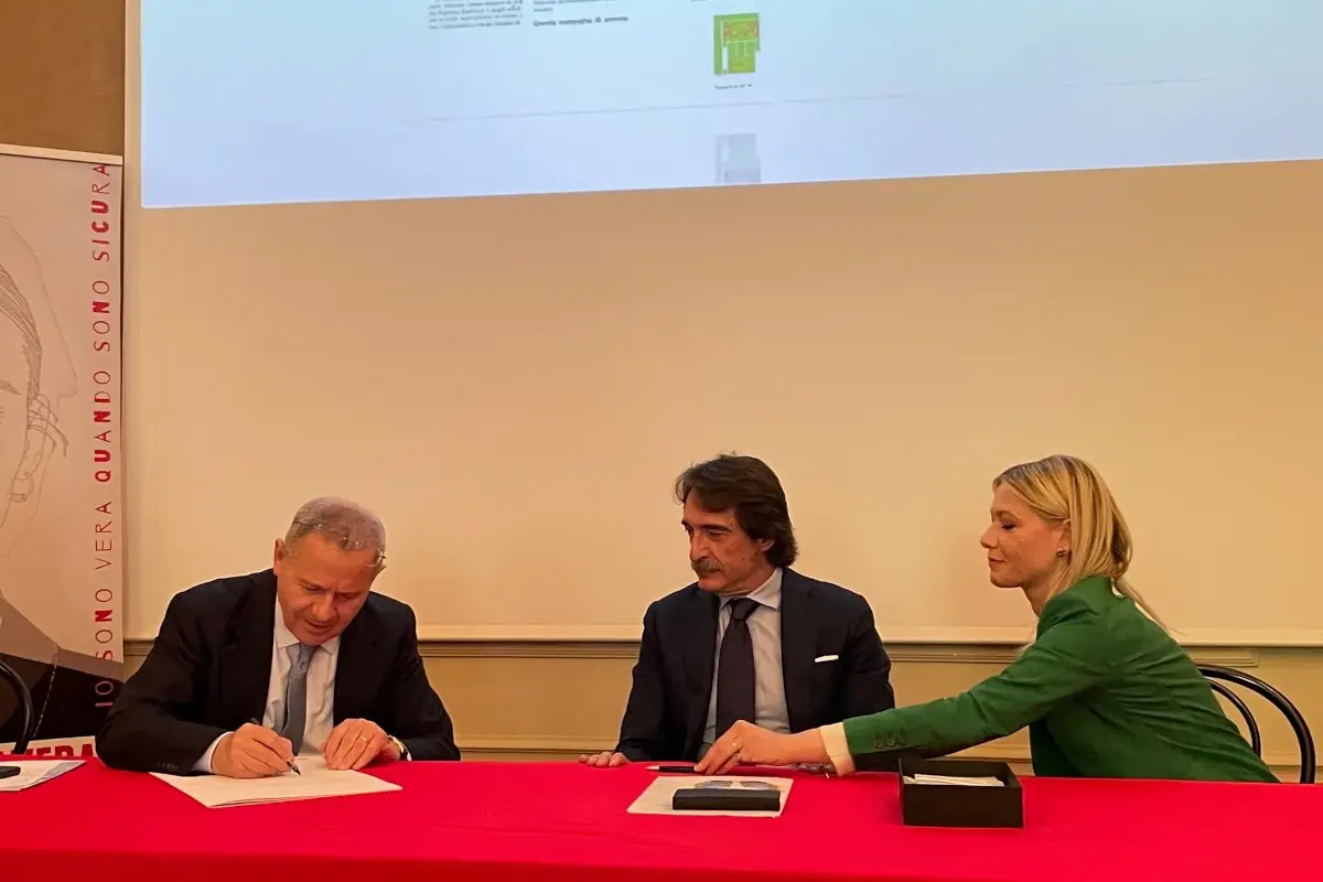 Da sinistra Lino Stoppani firma il protocollo d'intesa, Francesco Messina e Valentina Picca Bianchi Violenza di genere: con Fipe un App per sconfiggerla