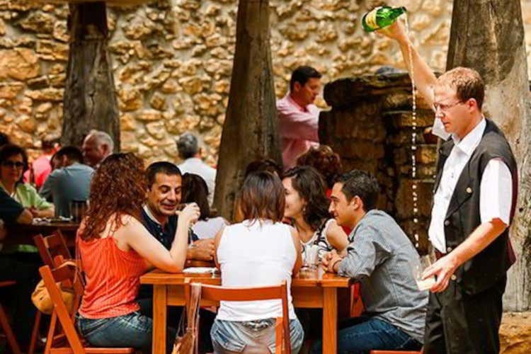 Il rito dell'escanciar in Spagna Il sidro di mele della Val di Non ha conquistato il mondo